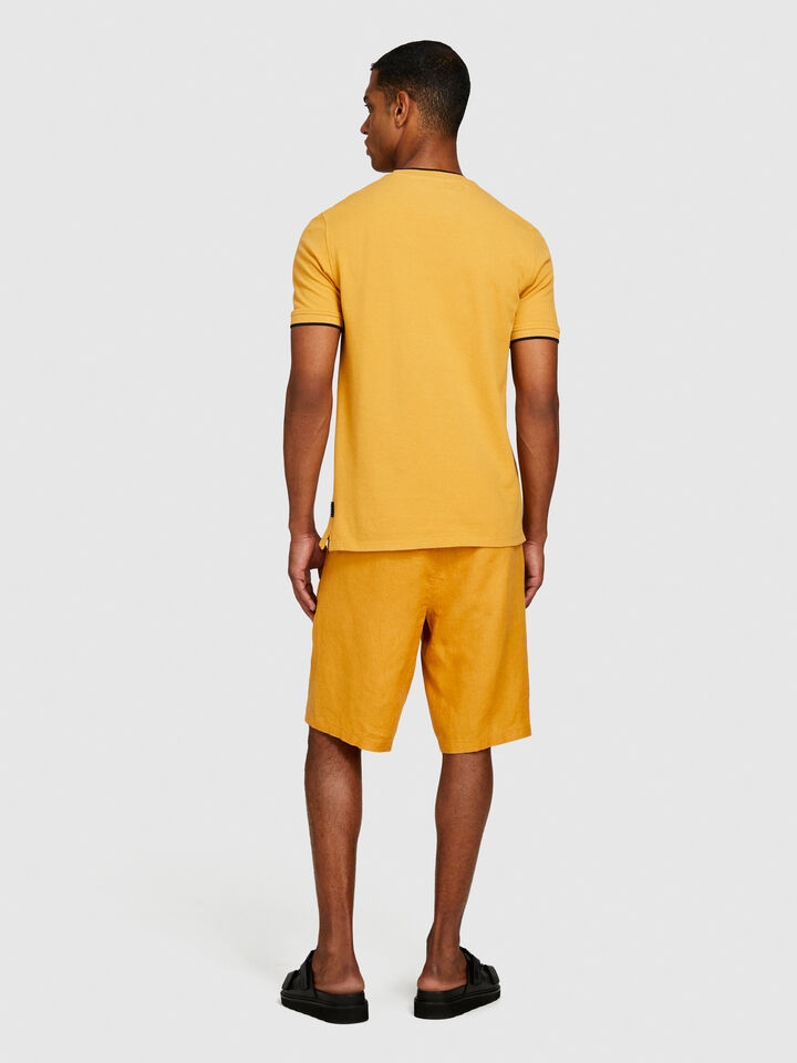 100% linen bermudas - men's shorts - Mustard | Sisley image number 3